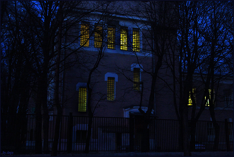 photo "strange house" tags: architecture, landscape, night