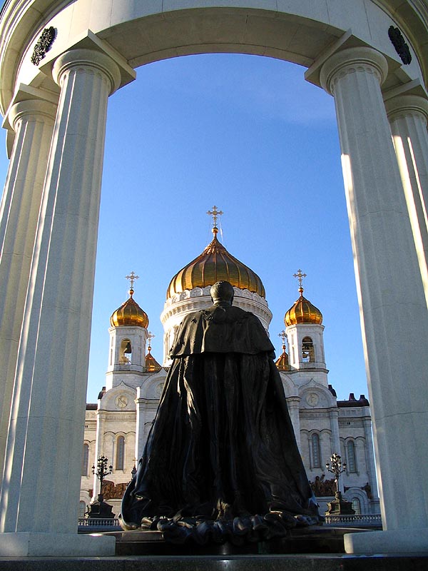 photo "Christ the Saviour Cathedral and Alexander I" tags: architecture, travel, landscape, Europe