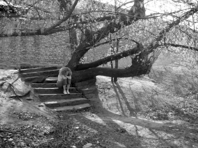 photo "Girl adn tree" tags: black&white, misc., 