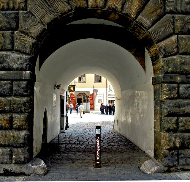 photo "Walk through an arch" tags: travel, Europe