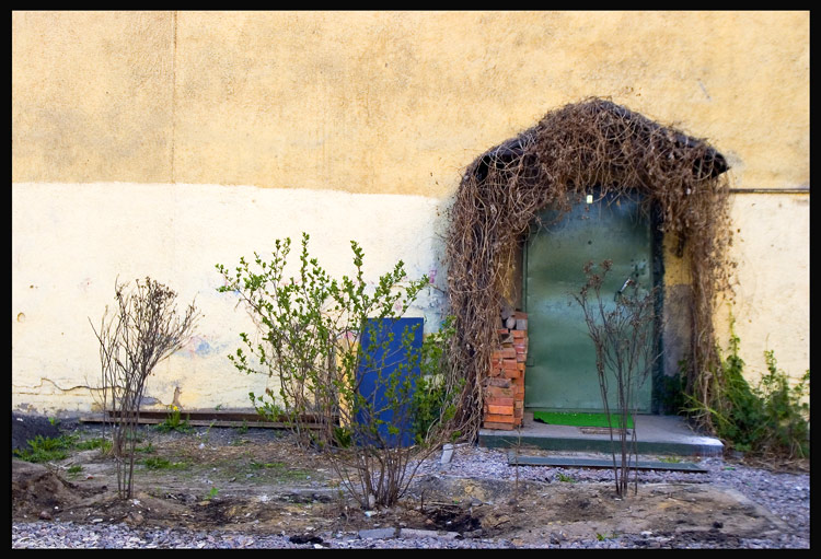 photo "What opens that door?" tags: architecture, abstract, landscape, 