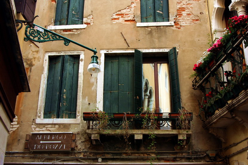 photo "Venice Windows" tags: travel, architecture, landscape, Europe