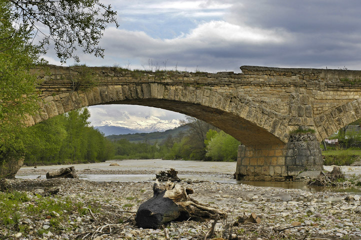 photo "mountains under the old bridge" tags: landscape, architecture, mountains