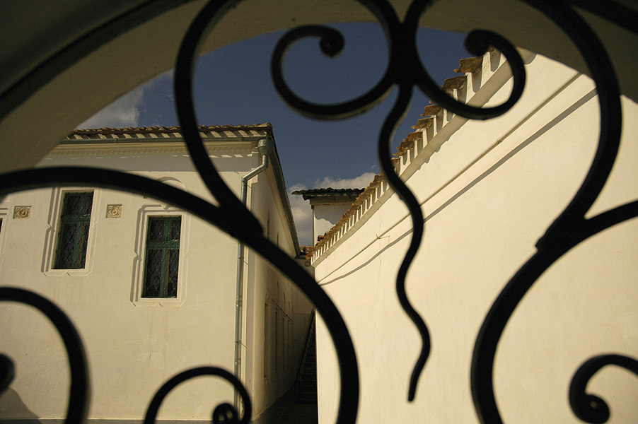 photo "Through the grille of time" tags: architecture, travel, landscape, 