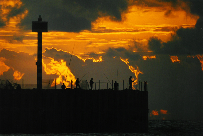 photo "Fishermen in Sunset" tags: landscape, clouds, sunset