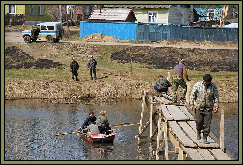 photo "Case in village" tags: reporting, genre, 