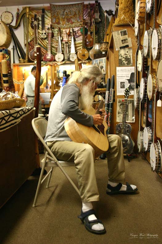 фото ""Shopping the Blues"." метки: портрет, путешествия, Северная Америка, мужчина