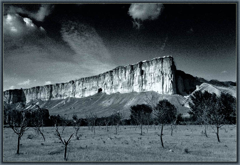 photo "Secret of the White rock" tags: landscape, mountains