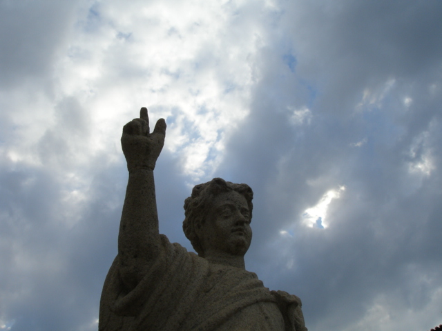 photo "pointing to sky" tags: landscape, clouds