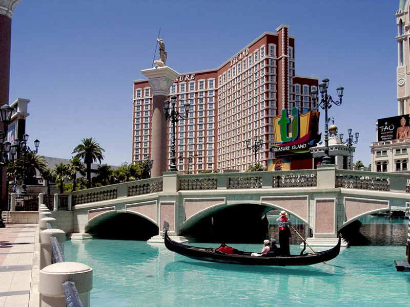 photo "Honeymoon in Vegas" tags: architecture, landscape, 