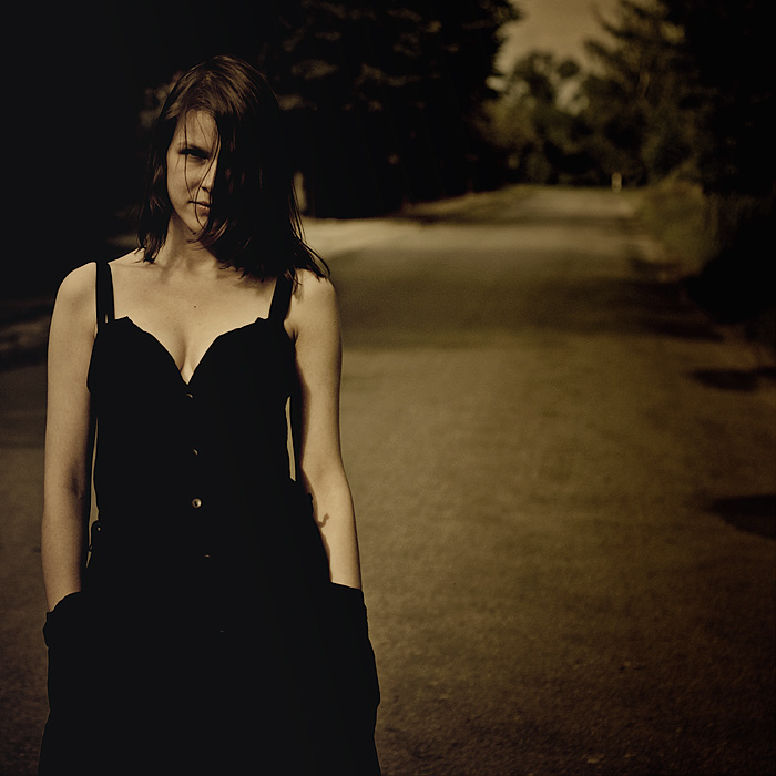 photo "On the dark side..." tags: old-time, portrait, woman