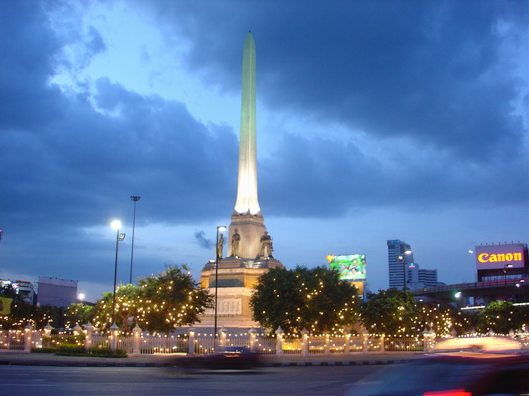 photo "Victory monument" tags: architecture, landscape, night