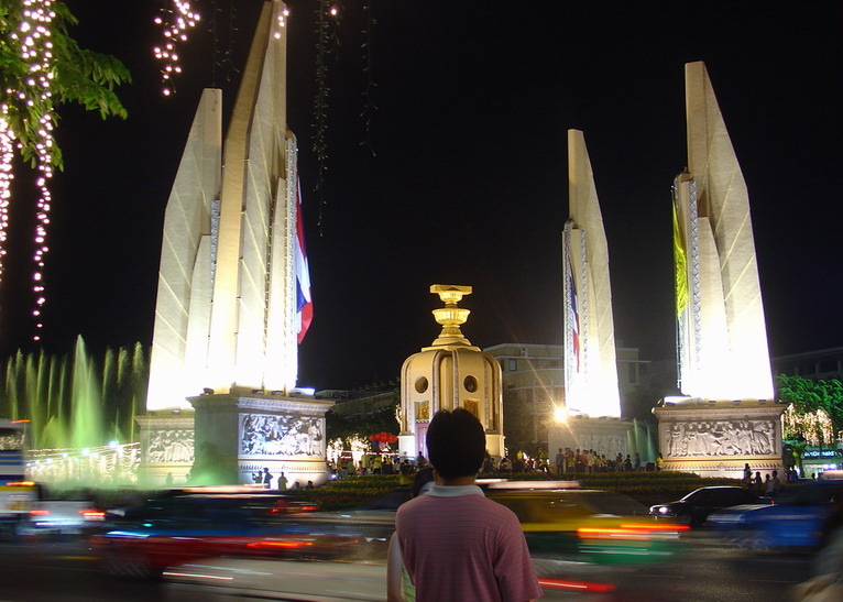 photo "The Democracy Monument in Bangkok" tags: landscape, architecture, night