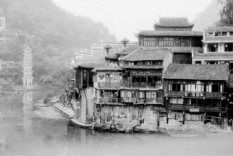 photo "old houses projecting over the water" tags: architecture, landscape, 