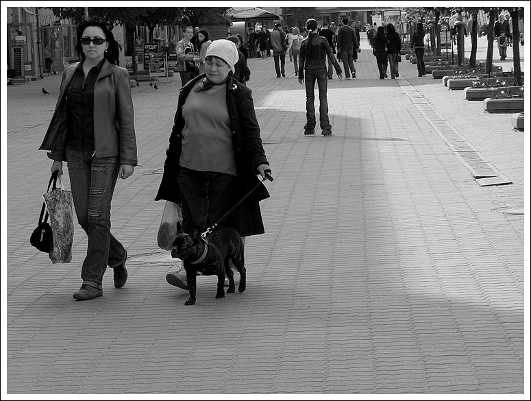 photo "Ivano-Frankivsk. Let's walk!" tags: genre, black&white, 