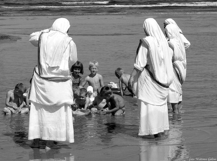 photo "Children and sisters of mercy." tags: genre, travel, Europe