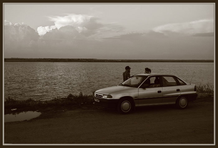 photo "near the road" tags: landscape, black&white, clouds