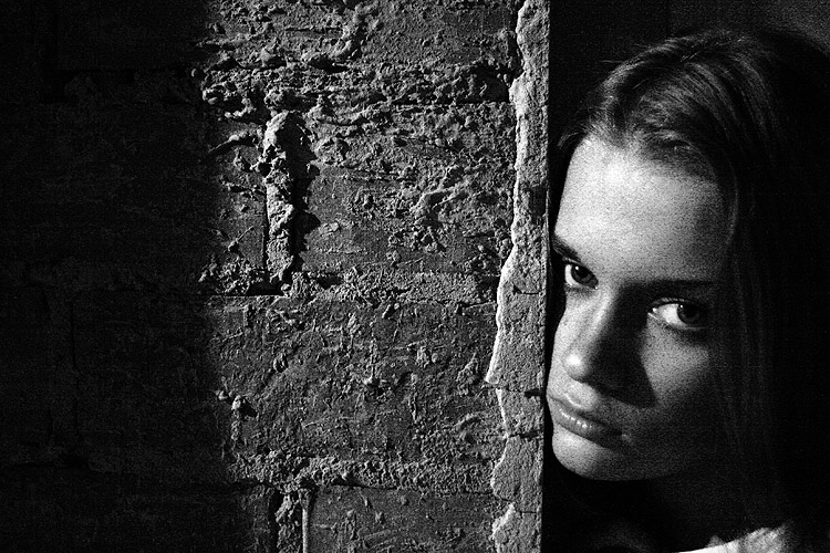 photo "Hear walls my loneliness... Part II" tags: portrait, black&white, woman