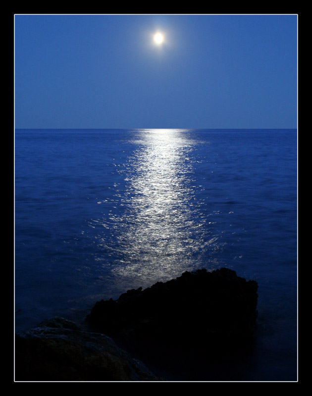 Стихотворение как хорошо ты море ночное. Лунная дорожка. Лунная дорожка на море. Ночь спокойствие. Вечер море спокойно.