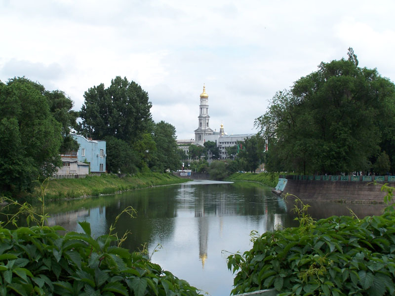 photo "River in town" tags: architecture, landscape, 