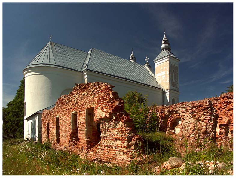 photo "The Roman Catholic Church of the Holy Trinity,  Zasvir village" tags: architecture, landscape, 