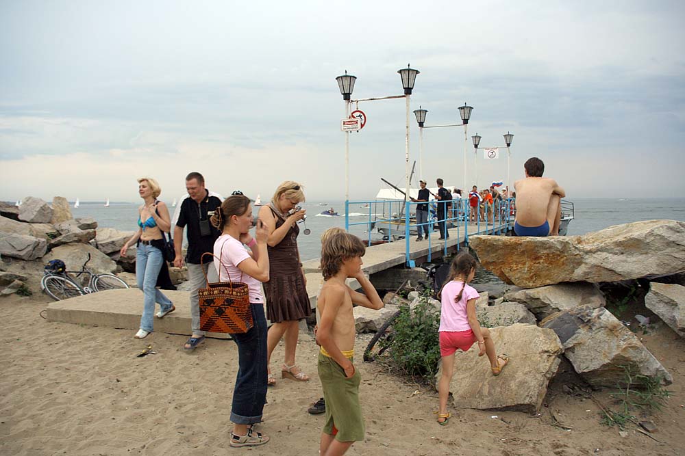 photo "Standing on the Beach" tags: genre, landscape, water