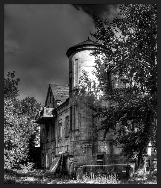 photo "Suburban gothic." tags: , 