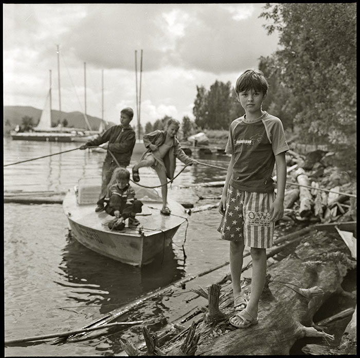 photo "Plays on water" tags: genre, portrait, children