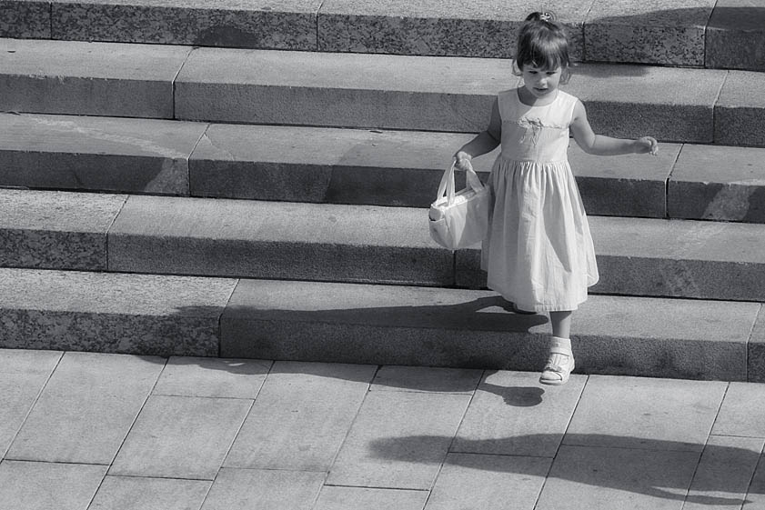 photo "In a pursuit of a shadow" tags: street, black&white, children