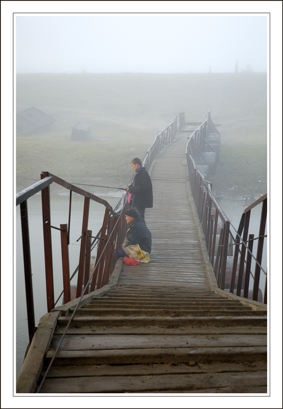 photo "fishermans on bridge" tags: landscape, summer