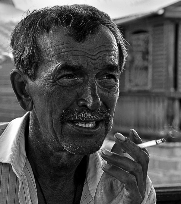 photo "Smoking man 2" tags: portrait, man