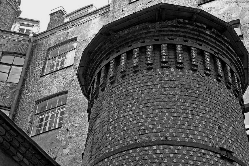 Двор многоэтажки. Вид на детскую площадку. Придомовая территория. Трубы английских зданий. Двор цифра.