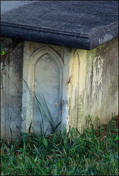 photo "Last Glimmer of light on OLd Tomb: 07 2006" tags: landscape, still life, 