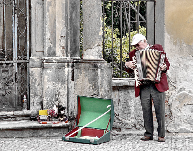 photo "Music at the curb" tags: genre, travel, 