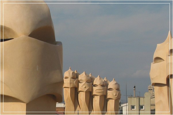 photo "New friends at la Pedrera in Barcelone (SP)" tags: architecture, travel, landscape, Europe