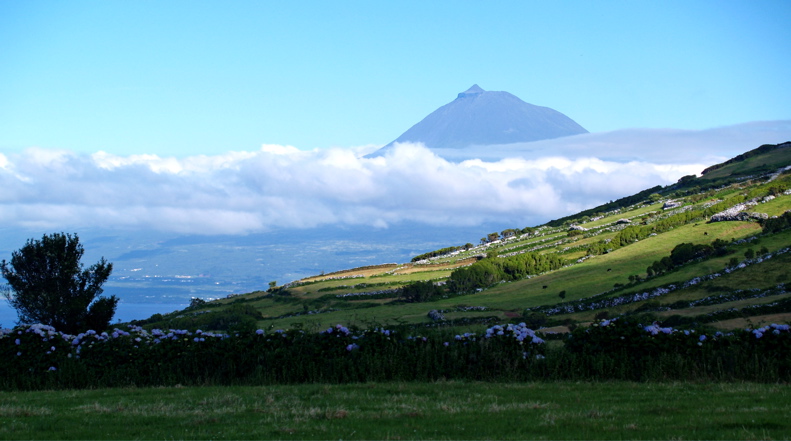 photo "Our neighbor Pico" tags: landscape, travel, Europe, mountains