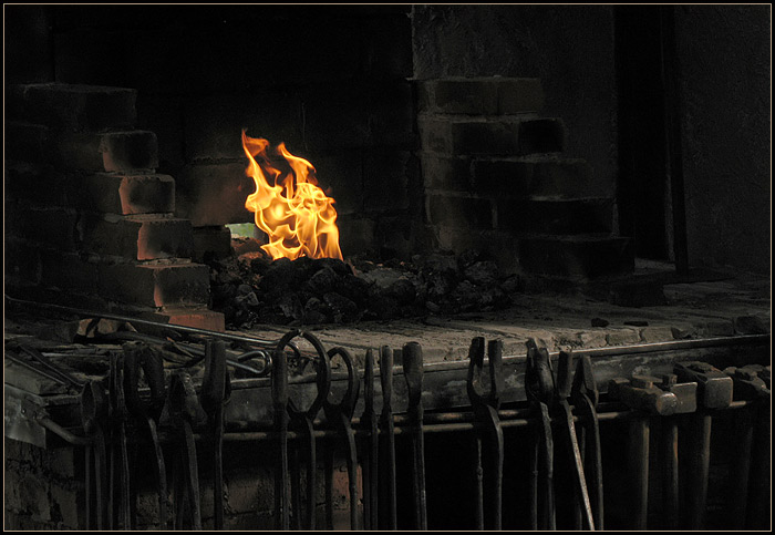 photo "In smithy" tags: interior, misc., 