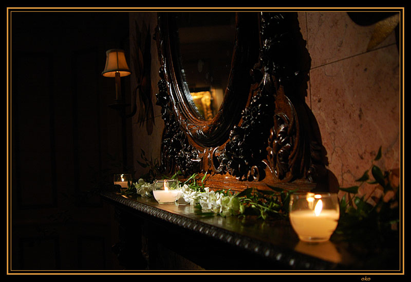 photo "At a mirror" tags: interior, still life, 