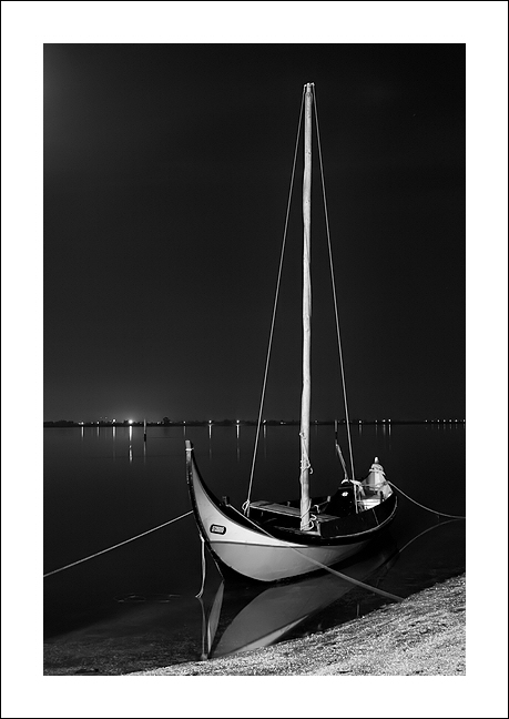 photo "Traditional boat" tags: landscape, black&white, night