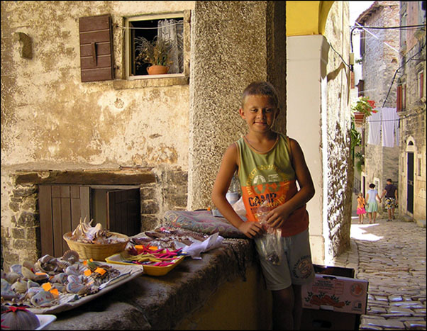 photo "The seller of souvenirs." tags: travel, portrait, Europe, children