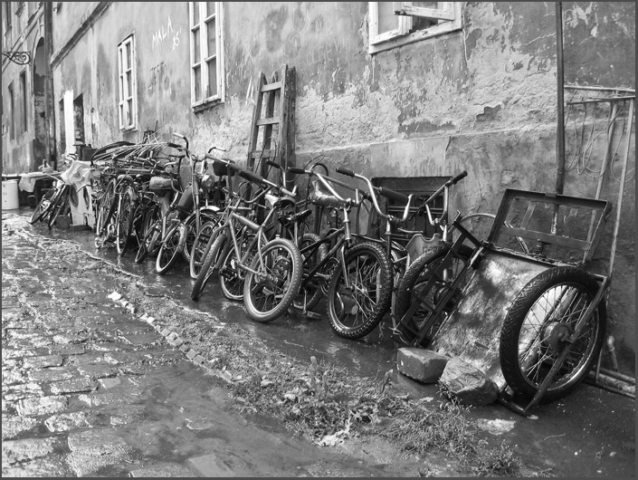 photo "Bicycle grave yard" tags: misc., 