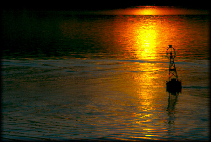 фото "I'm Just A Lonely Buoy" метки: пейзаж, вода, закат