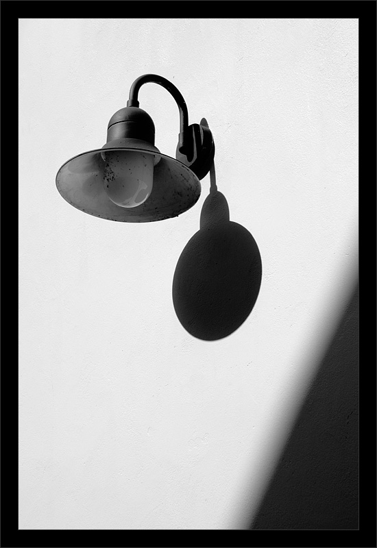 photo "Streetlight" tags: architecture, black&white, landscape, 