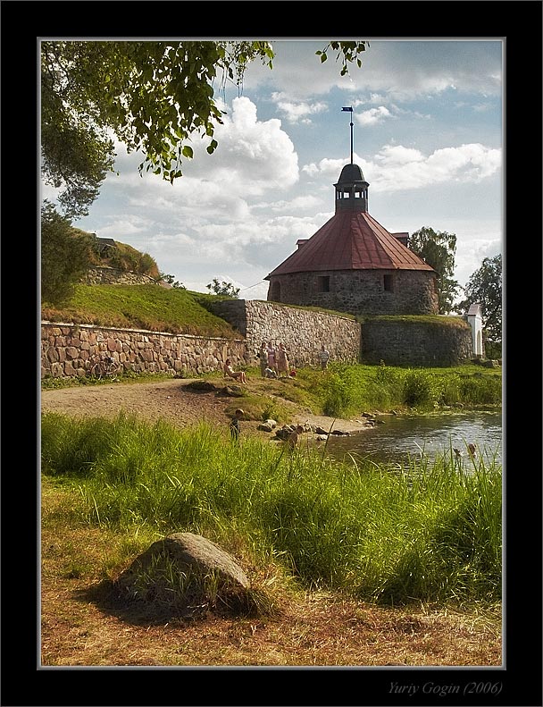 photo "At walls of an old fortress" tags: architecture, landscape, summer