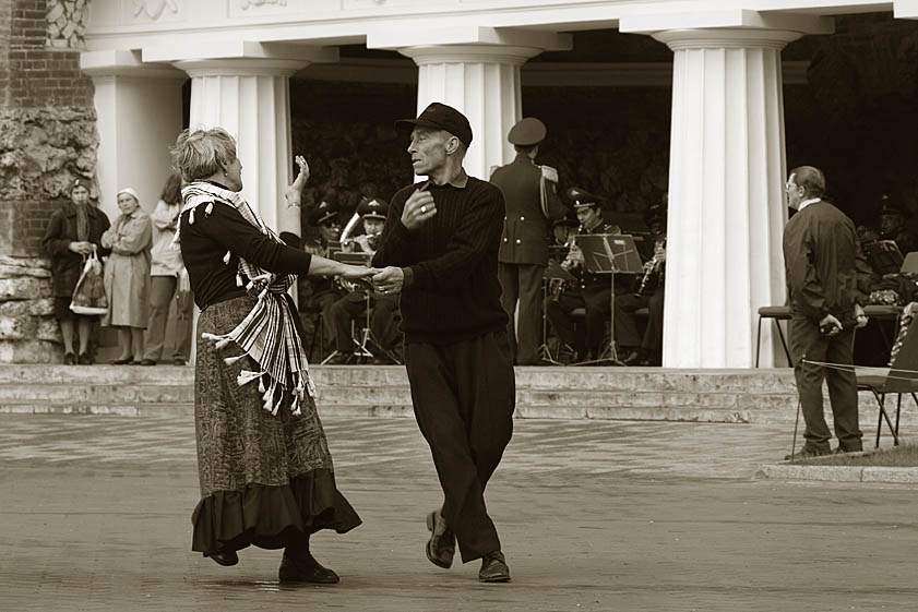 Старые былые времена. Москва старое фото танец. Былые времена. Картинки Танцующие пары в городе Москве ретро.