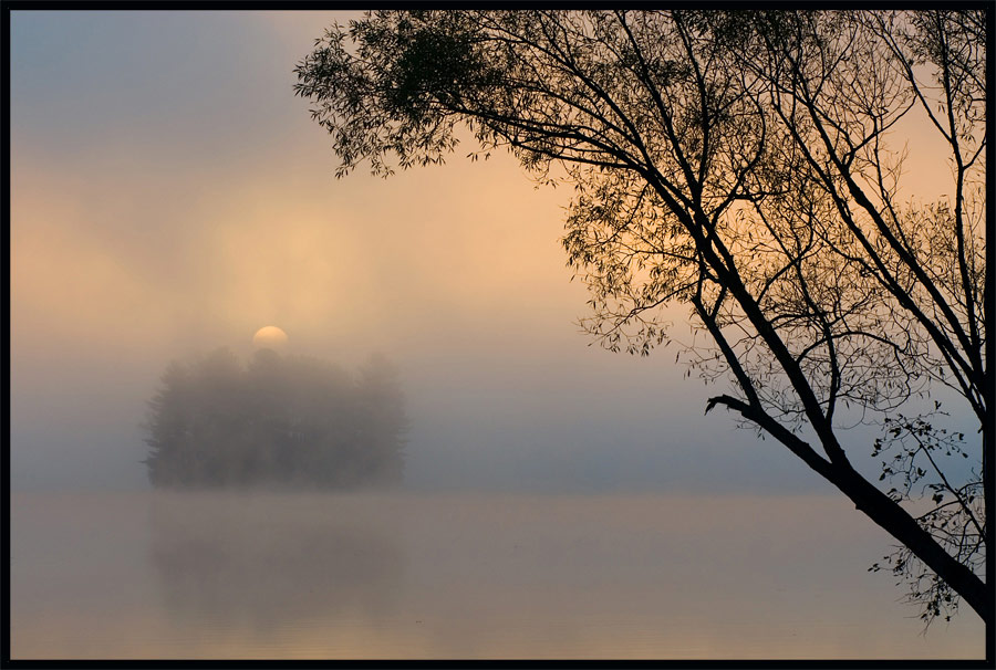 photo "From Wher Sun is Coming" tags: landscape, autumn, water