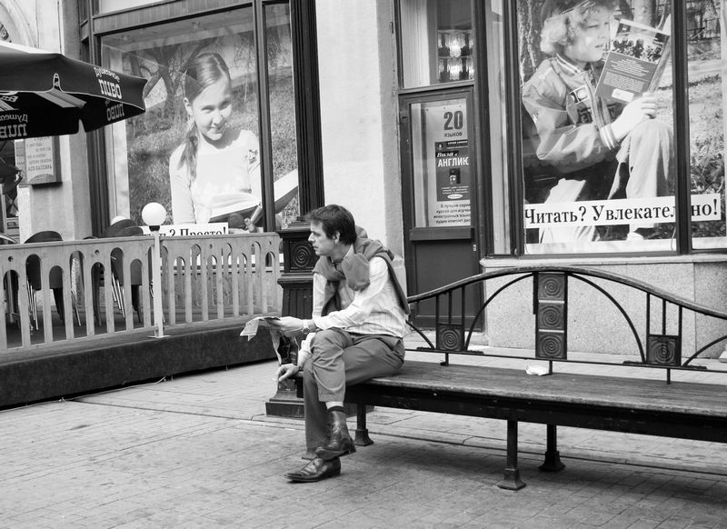 photo "to read?" tags: genre, black&white, 