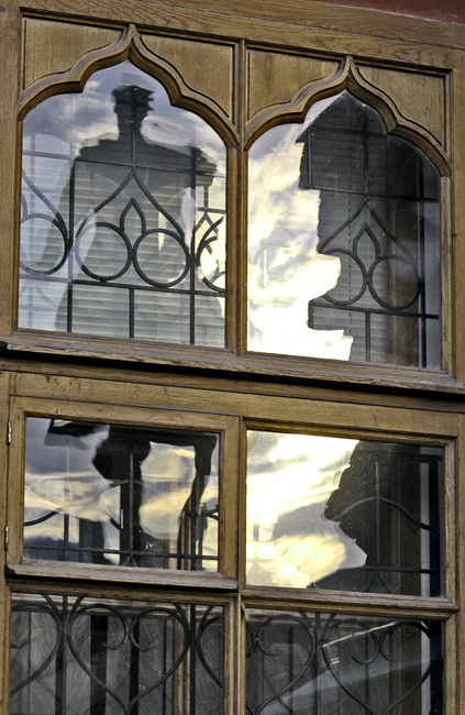 photo "Phantom?" tags: architecture, landscape, 
