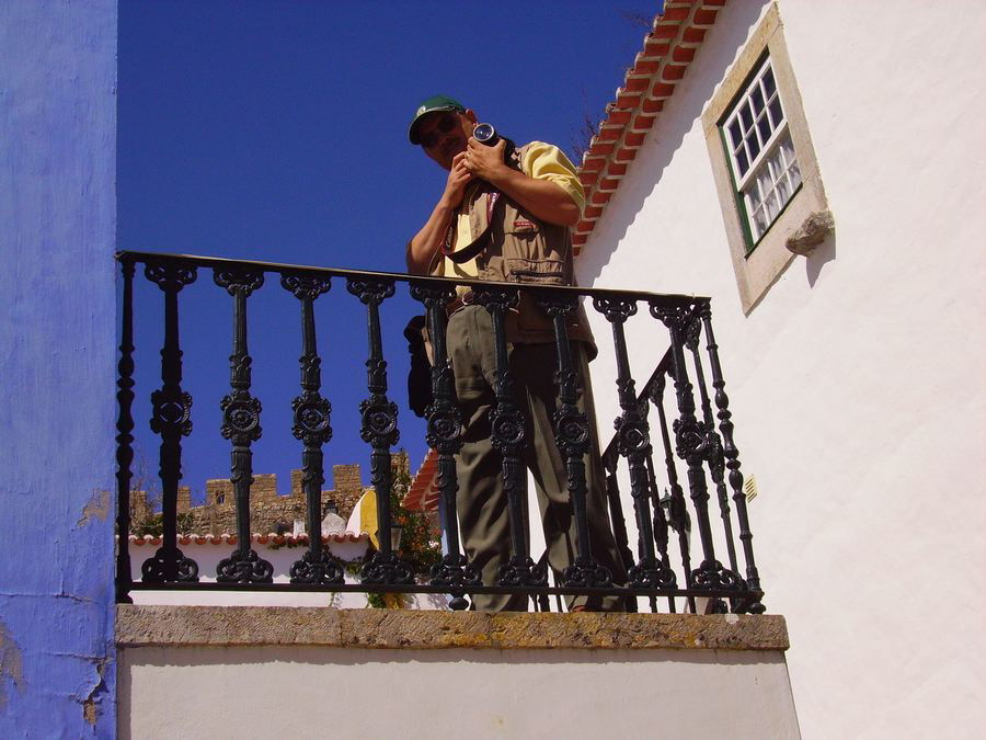 photo "The photographer in action" tags: portrait, man