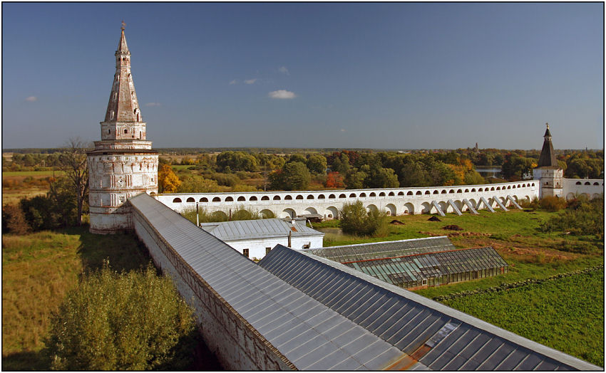 photo "Geometry of monastic walls" tags: architecture, landscape, autumn